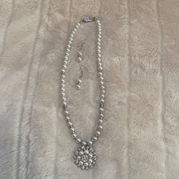 Pamela Reece Originals-Vintage pendant on “pearl&diamond” necklace & earring set - Picture 2 of 4